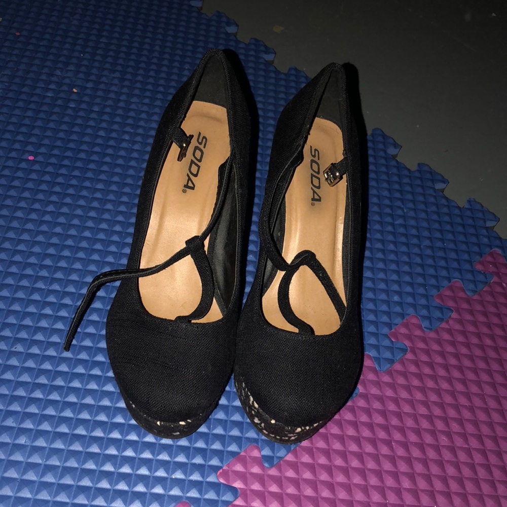 Black wedges